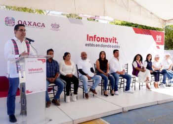 INFONAVIT ENTREGA ESCRITURAS Y CRÉDITOS DE MEJORA EN SANTA CRUZ AMILPAS, OAXACA