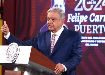 AMLO rechaza vínculos con el crimen y pide pruebas; acusa de montaje a Loret
