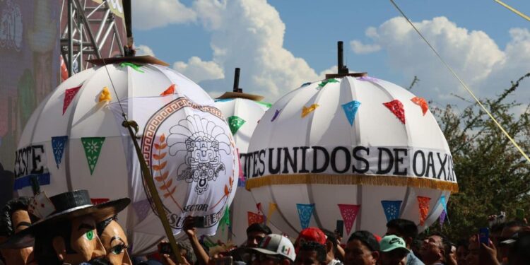 Transportistas firman “Alianza por la paz laboral de Oaxaca”